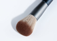 Φυσικά η βούρτσα σκονών Makeup ινών καλαμποκιού λειτουργίας με ακτινοβολεί ξύλινη λαβή σημύδων